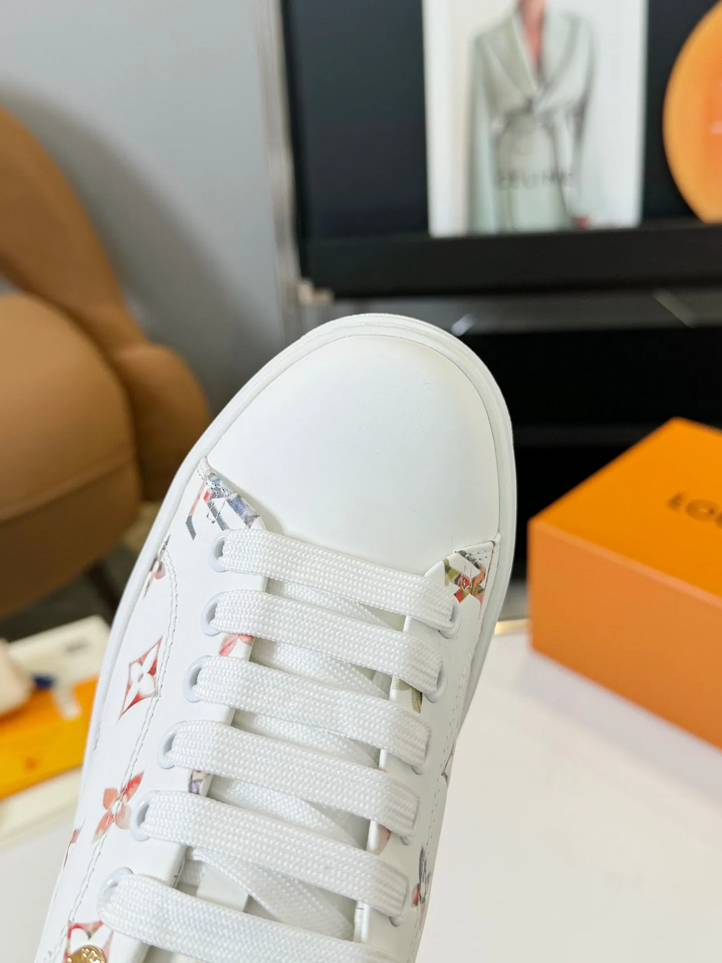 Men's Men's Shoes 💰💰660 Women's LV [Beverly Hills Sports Shoes Series] This Beverly Hills sports shoes are made of grained cow leather with Damier pattern, echoing the current season's leather goods series. The thick rubber outsole is lightweight, and an embossed Louis Vuitton logo adds a branding touch. Padded insole and technical fabric lining enhance comfort.  Detailed Features ♛ Embossed grained cowhide leather ♛ Ultra-lightweight rubber outsole ♛ Louis Vuitton logo on tongue and outsole ♛ Size: 35-40
